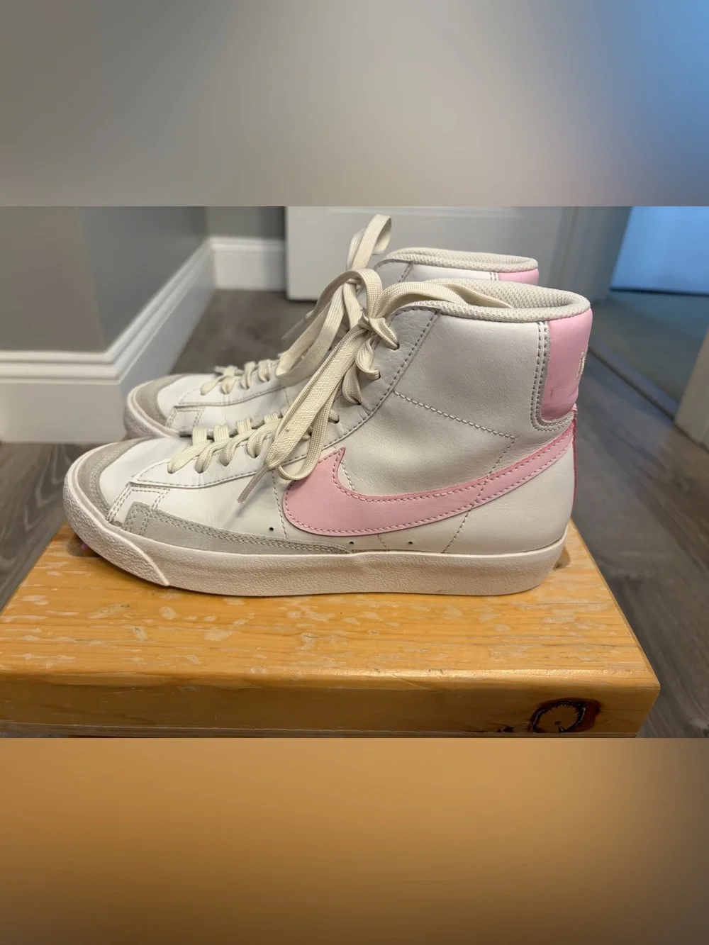 Girl's Nike Blazer Mid-Top '77 Sneakers in White with Pink Swoosh- Size 5.5Y